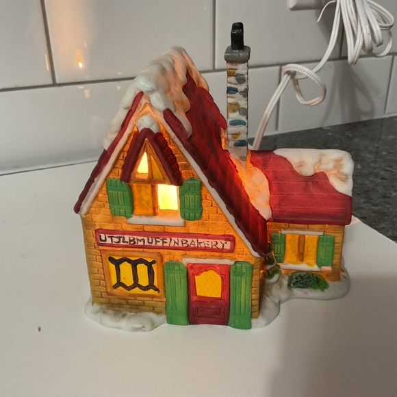 VTG Danson Christmas illuminated porcelain Muffin Bakery - Picture 1 of 9